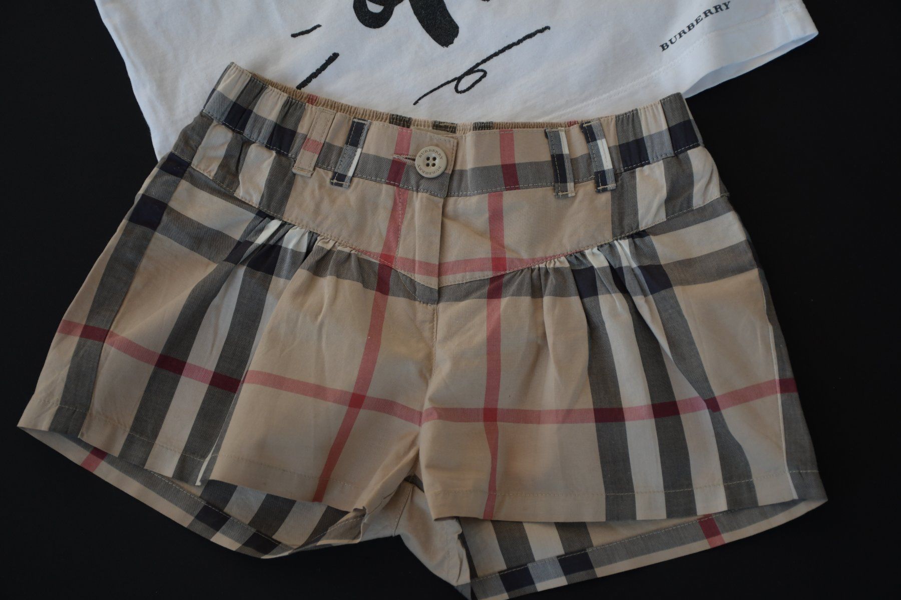 Burberry Pantaloni: Shorts, Tshirt von Burberry gr.140 – Usato da Nuglar venduto da Korsika2 1