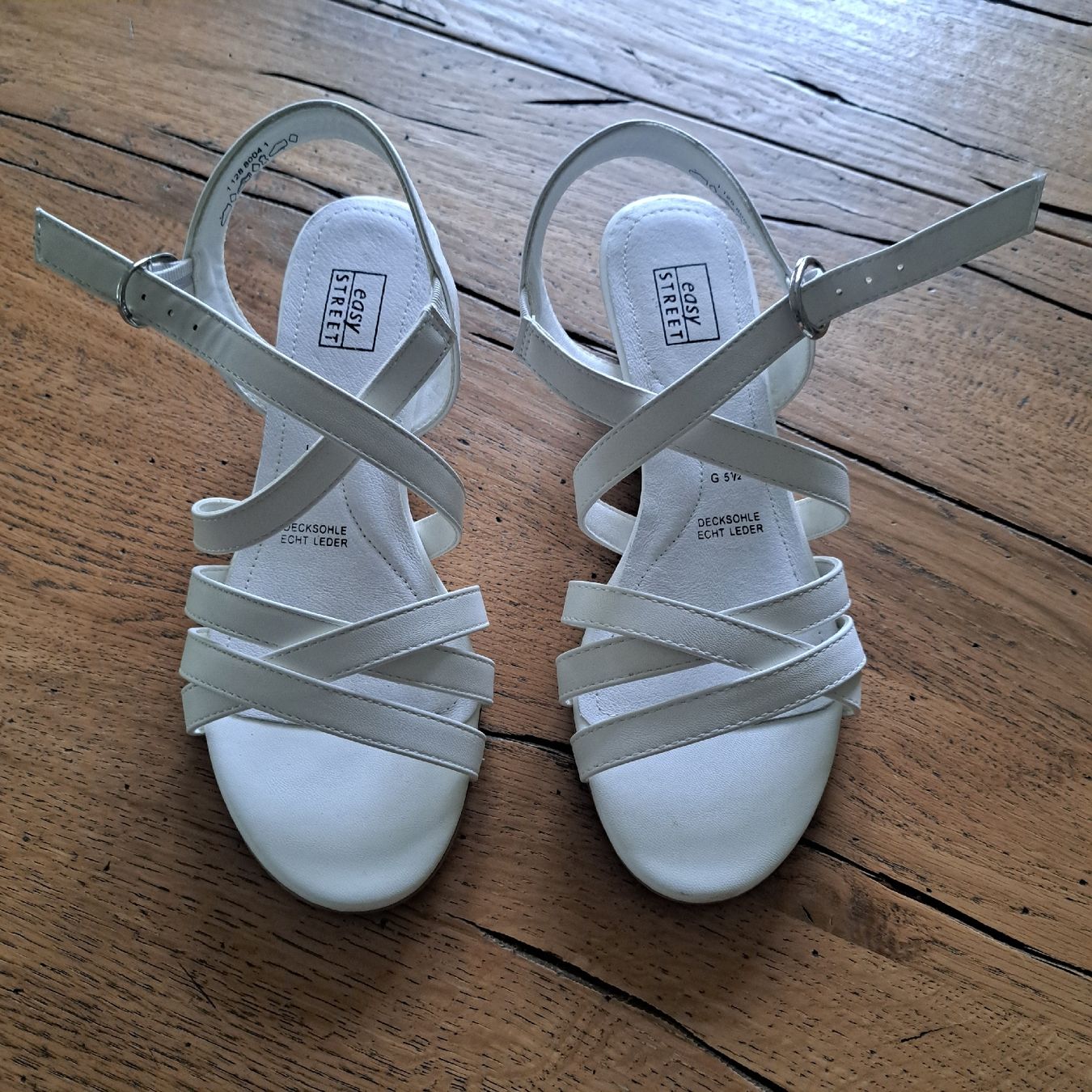 Scarpe da donna: Schicke weisse Sandalen Grösse 36 – Usato da Kriegstetten venduto da Jakasi