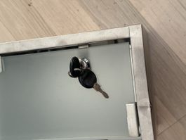 Medizinschrank Edelstahl Glas abschliessbar mit Schlössern