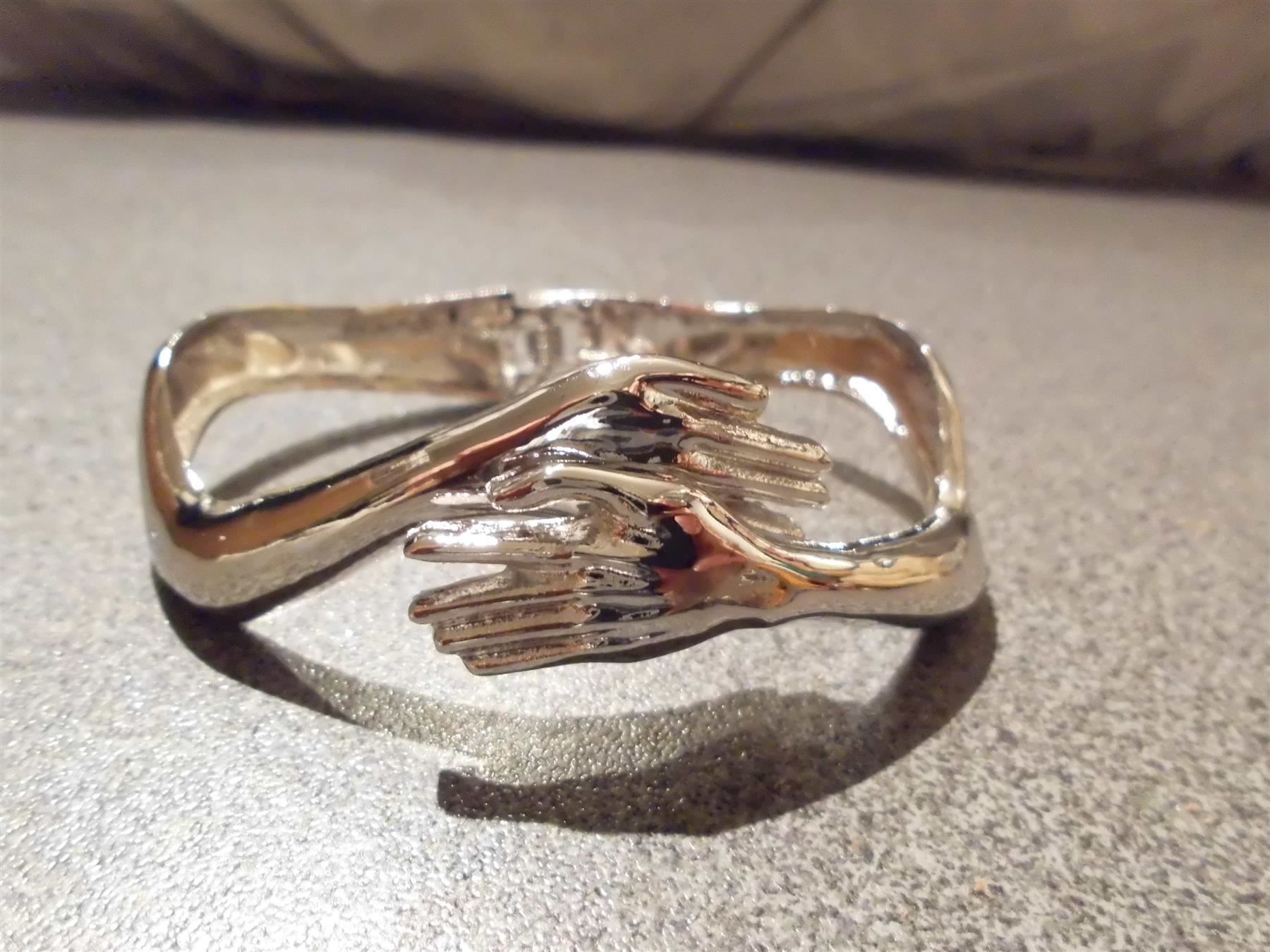 Bracelets: Armreifen 2 Hände silberfarbig – Neuf avec emballage d'origine à Zürich par abraxas1291