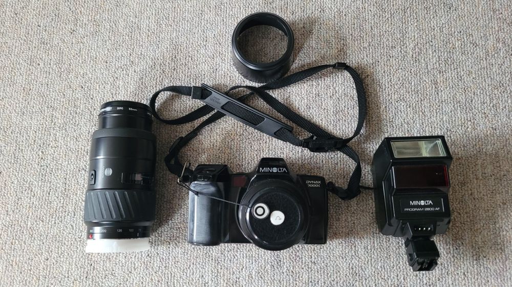 Minolta Fotocamera: Minolta Dynax 7000i mit Blitzgerät und Objektiven. – Usato da Aarwangen venduto da Striezi01