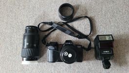 Minolta Dynax 7000i mit Blitzgerät und Objektiven.
