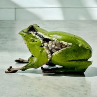 Sculpture grenouille vintage en métal vert, peinte à la main