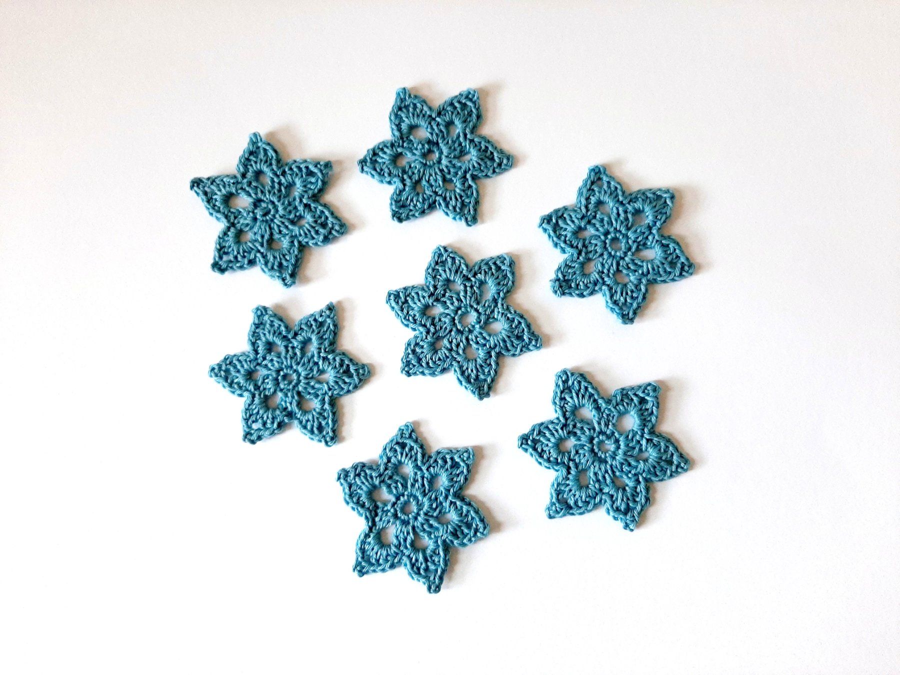 Tutte le decorazioni: 7 Blumen oder Sterne handgehäkelt blau neu Set – Nuovo e nell'imballaggio originale da Flaach venduto da maj_w_