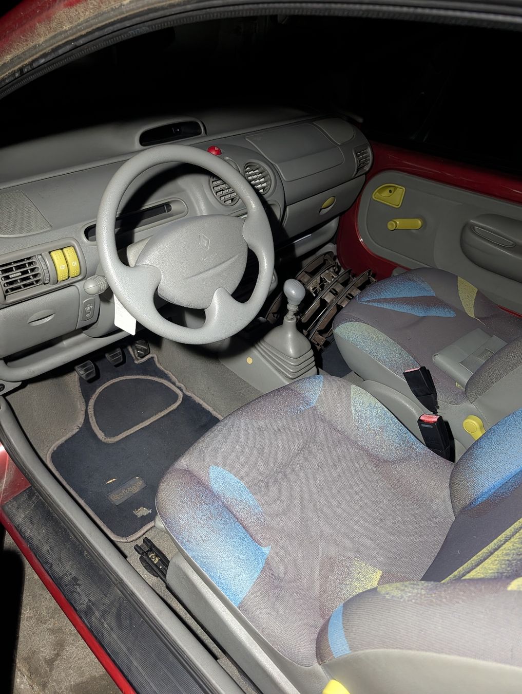 Renault Autos: Twingo 1998 – D'occasion à Mezzovico par spa_6969 4