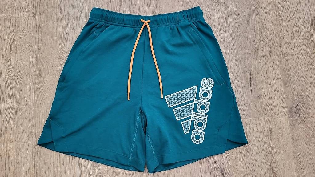 Adidas Pantalons: Short Adidas S Poches zippées – Neuf (Voir description) à Trélex par emm_rz7g