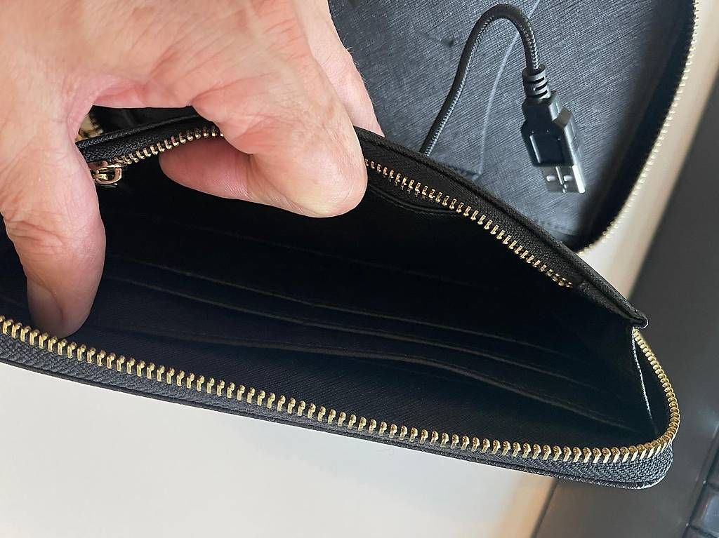 Portafogli: Geldbörse mit integrierter Powerbank – Nuovo (secondo la descrizione) da Triesen venduto da Chevalley 2