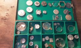 Une boîte de divers fournitures TISSOT VINTAGE