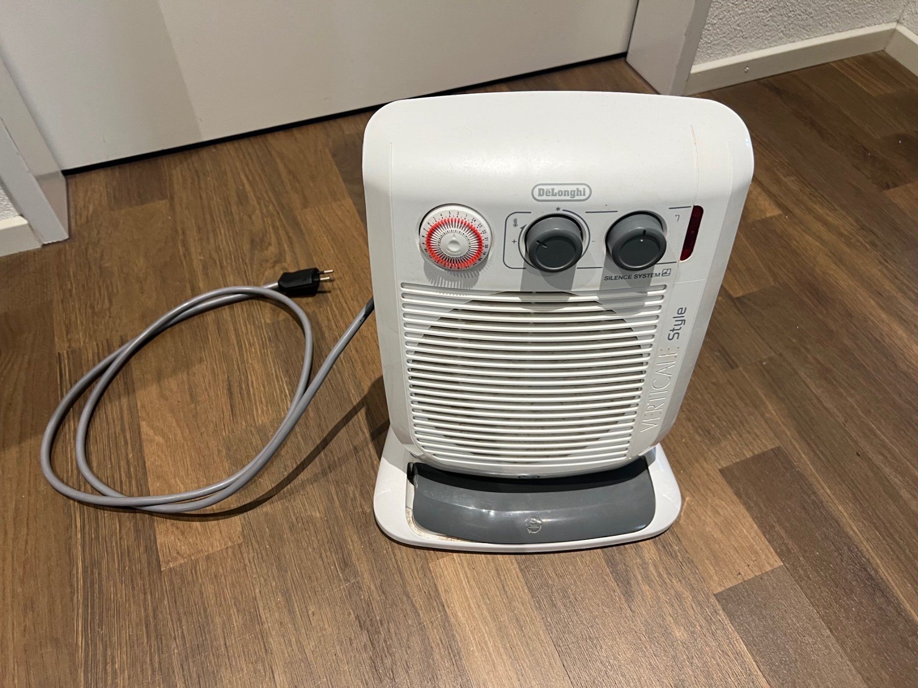 De'Longhi Heizgeräte: Delonghi vertical style heater – Gebraucht aus Zug von Athanasios2104
