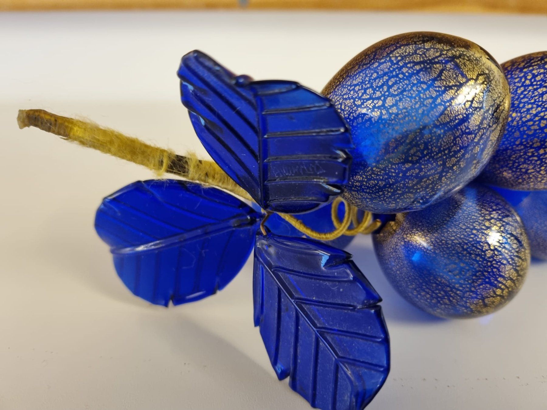 Sculture & Statue: Grappolo uva in vetro soffiato blu cobalto e oro – Usato da Camorino venduto da yponzio 1