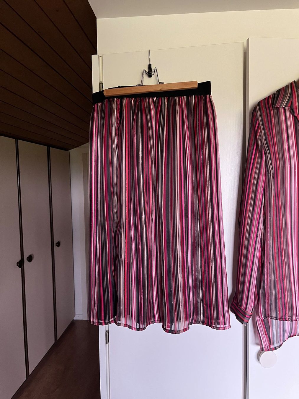 Lotti di vestiti: Damen-Outfit rock + bluse von Apart, Grösse 42 – Usato da Baar venduto da DealDiHei 1