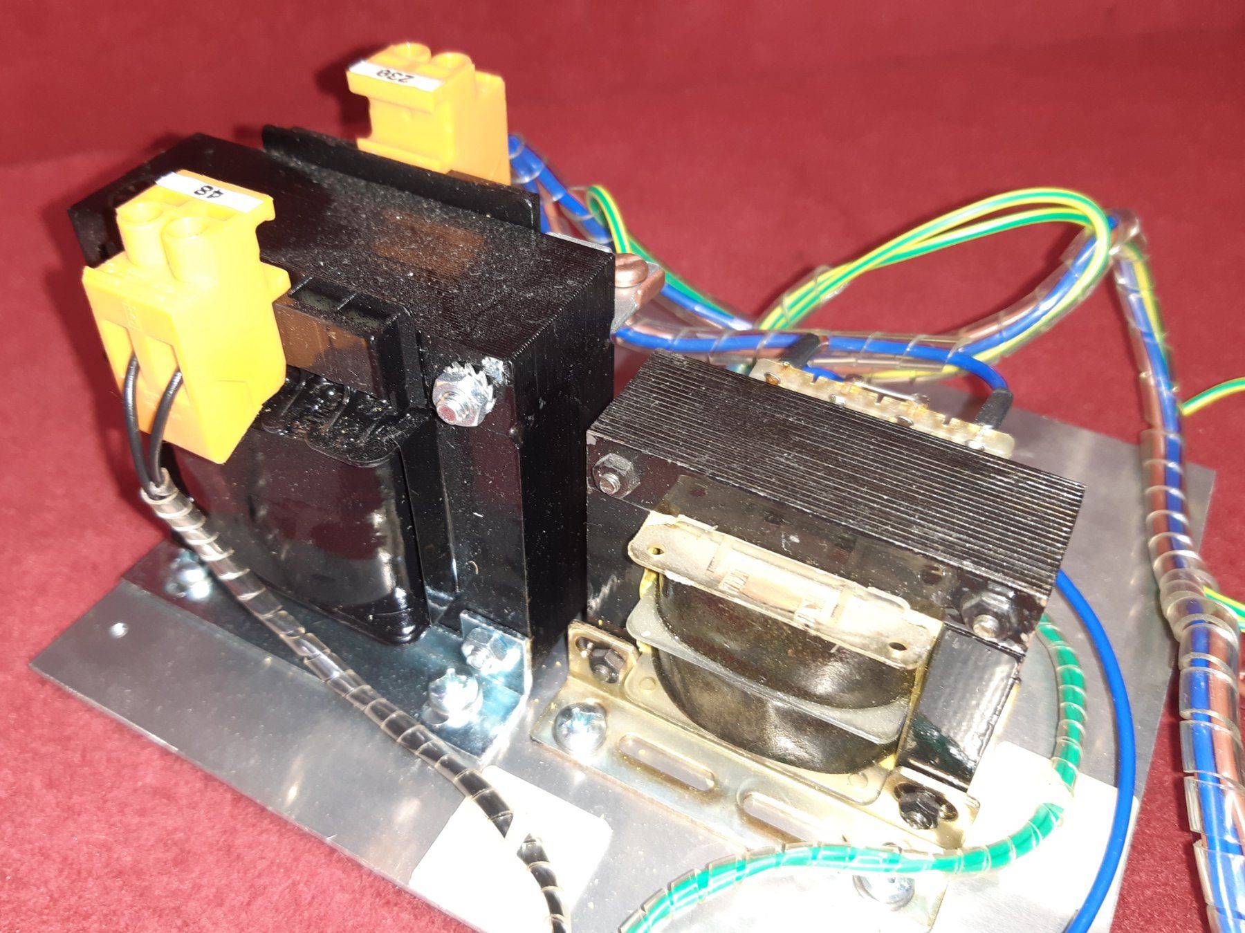 Componenti elettronici: 2 Stk. Transformatoren, 12V & 48V, ungtestet! Inkl. Schalter – Usato da Lohn-Ammannsegg venduto da Molch7 3
