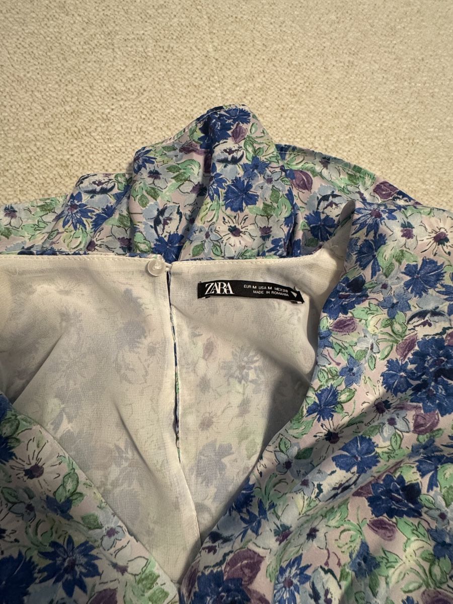Zara Robes: ZARA Einteiler mit Blumenprint Grösse M – D'occasion à Frauenfeld par ani_pdx9 1