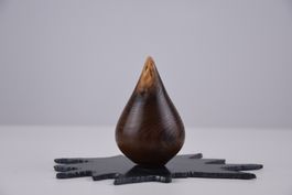 Handgefertigte Holzskulptur in Tropfenform – Unikat
