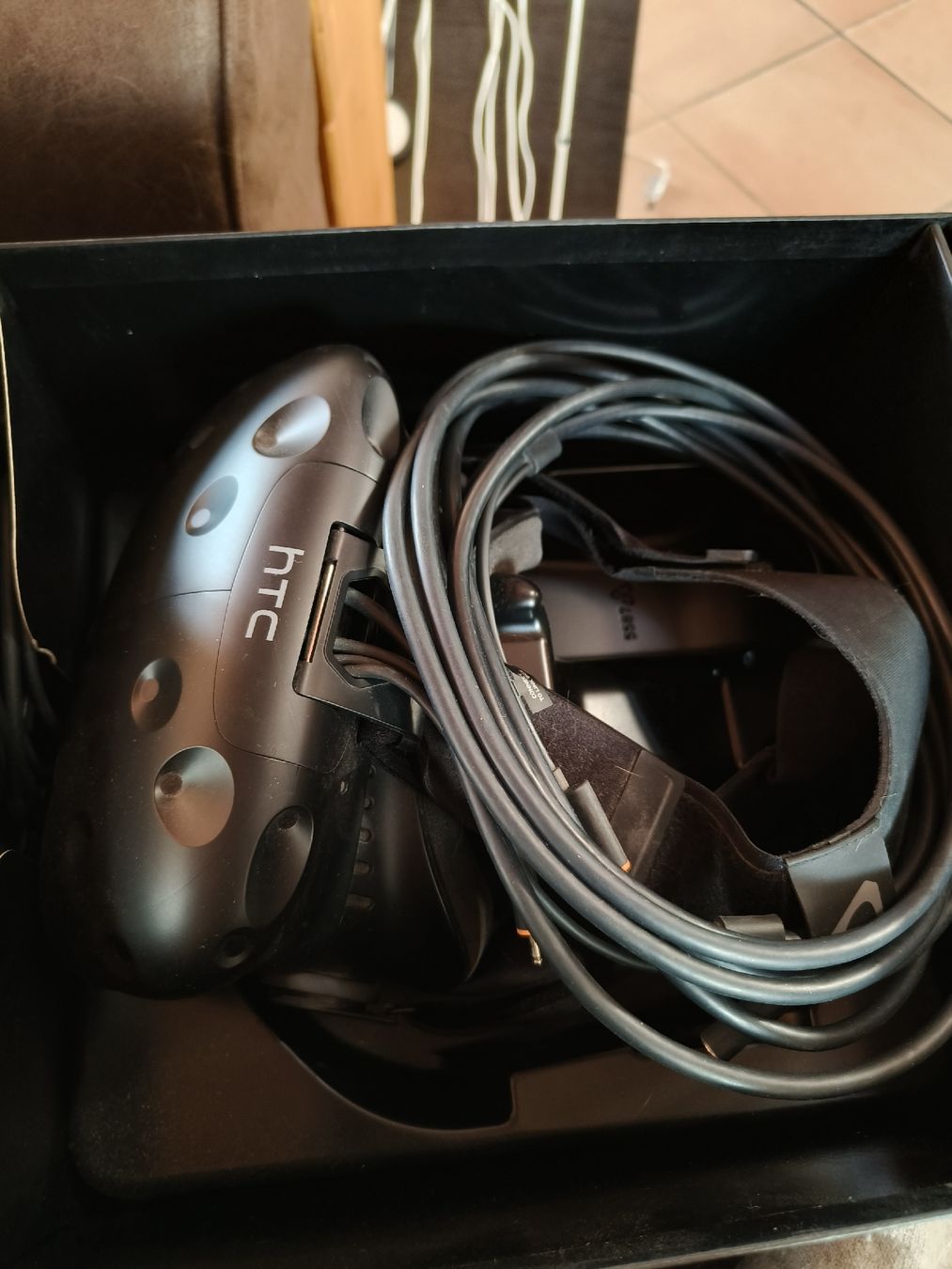 Casco VR: Casque VR HTC Vive – Nuovo (secondo la descrizione) da Arzier-Le Muids venduto da Wondertomate
