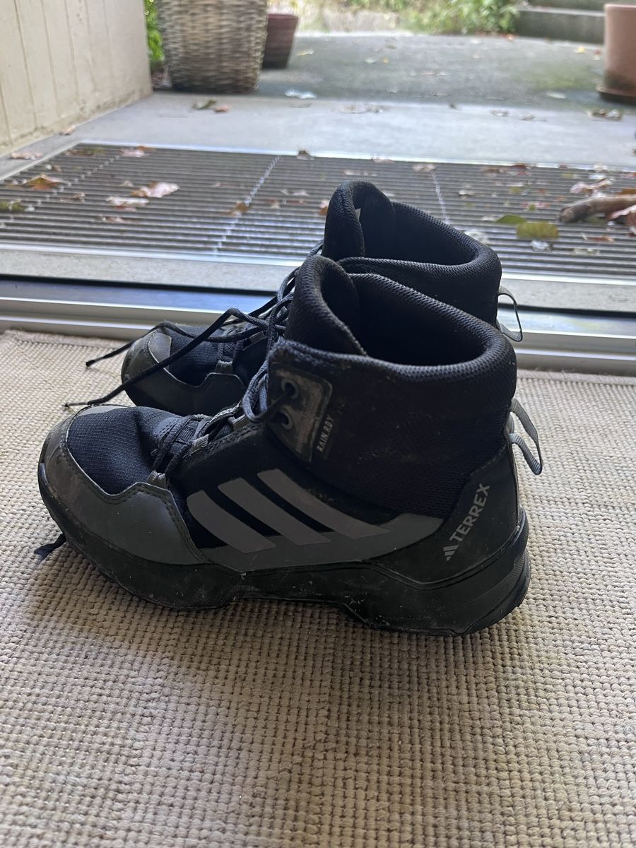 Adidas Chaussures garçon: Adidas Terrex Wanderschuhe Kinder Grösse 34 – D'occasion à Pfäffikon SZ par humming-bird 2