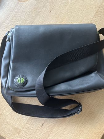Umhängetasche schwarz Kunstleder mit Logo guter Zustan