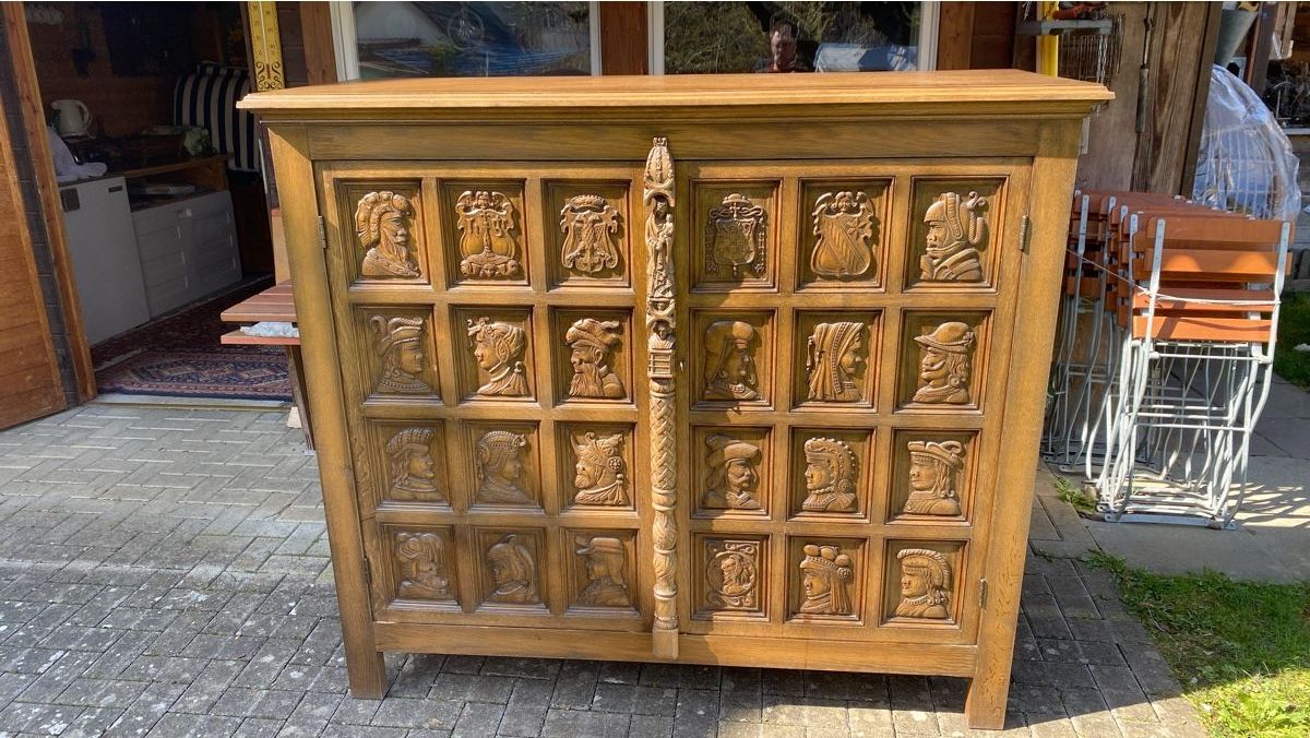 Cassettiere: Einzigartiger, geschnitzter Ritterschrank – Usato da sursee venduto da trilli-tralli 1
