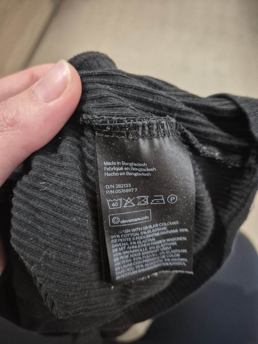 H&M Top: Schwarzes Carmen Top – Usato da Schlieren venduto da nat_76vd 1