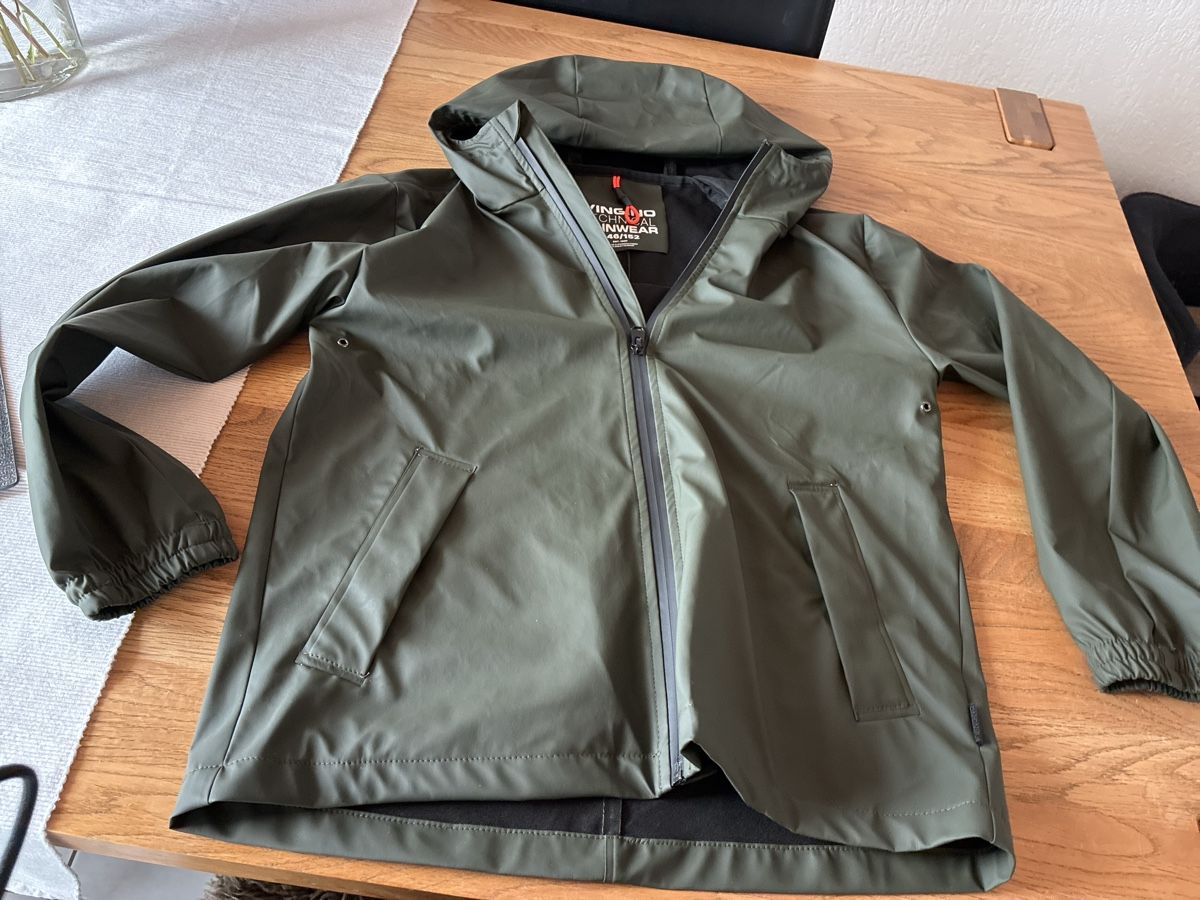 Vingino Jacken & Mäntel: Kinderregenjacke Vingino – Gebraucht aus Zizers von Hallab