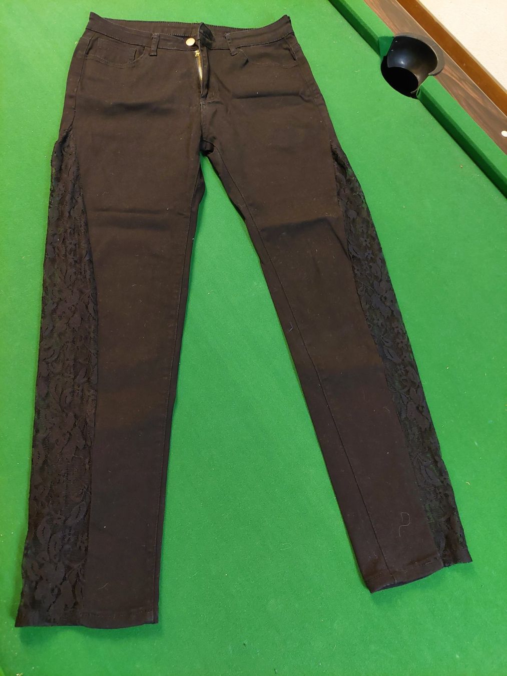 Hosen: Hose mit Spitzeneinsatz – Gebraucht aus Wynau von Meysi
