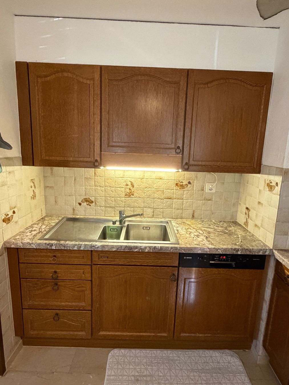 Komplettküchen: Küche mit Einbaugeräten und Holzfronten – Gebraucht aus Wiedlisbach von eni_7db8 1