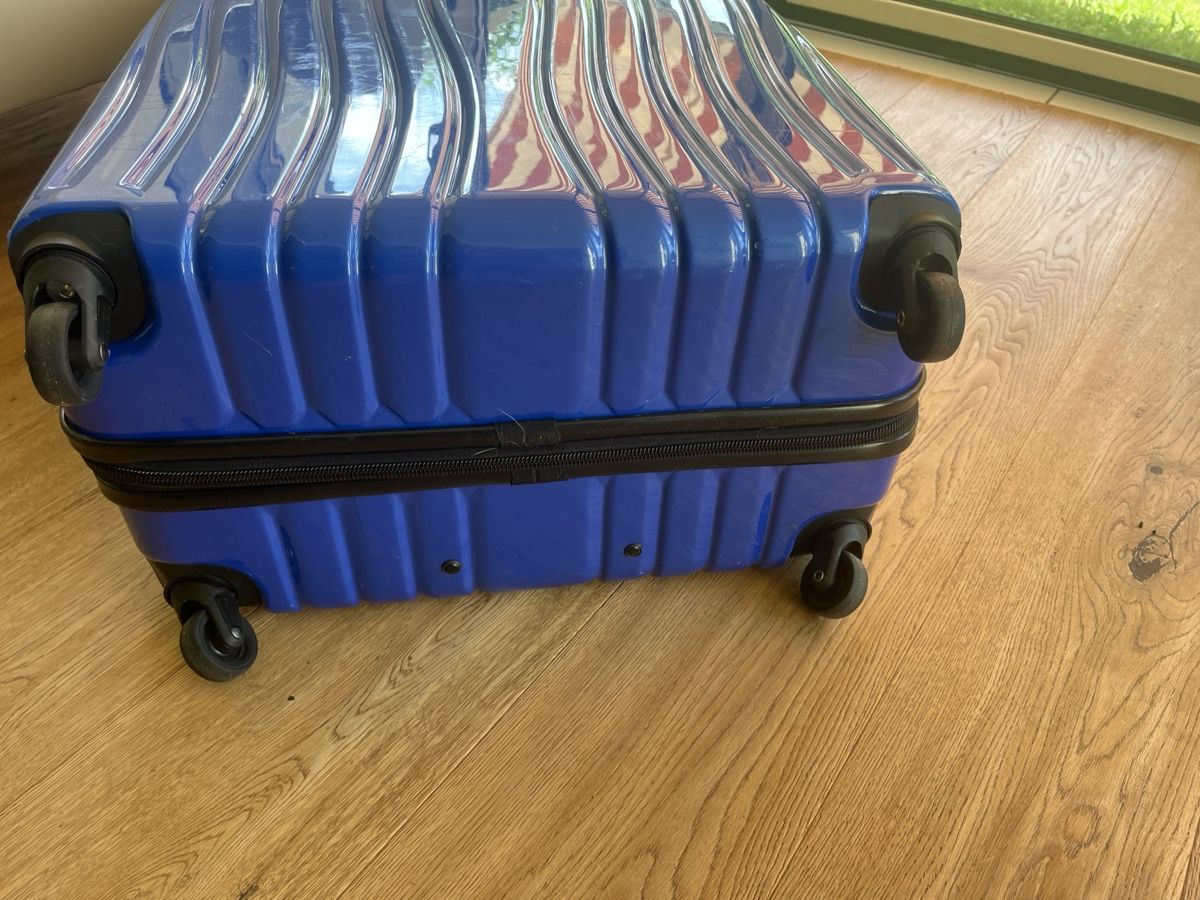 Valigie: IT Luggage Rollkoffer 70x50x30 – Usato da Effretikon venduto da erbaeff 2