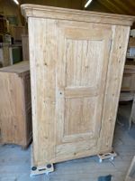 ART 769-G Armoire bernois sapin sablé
