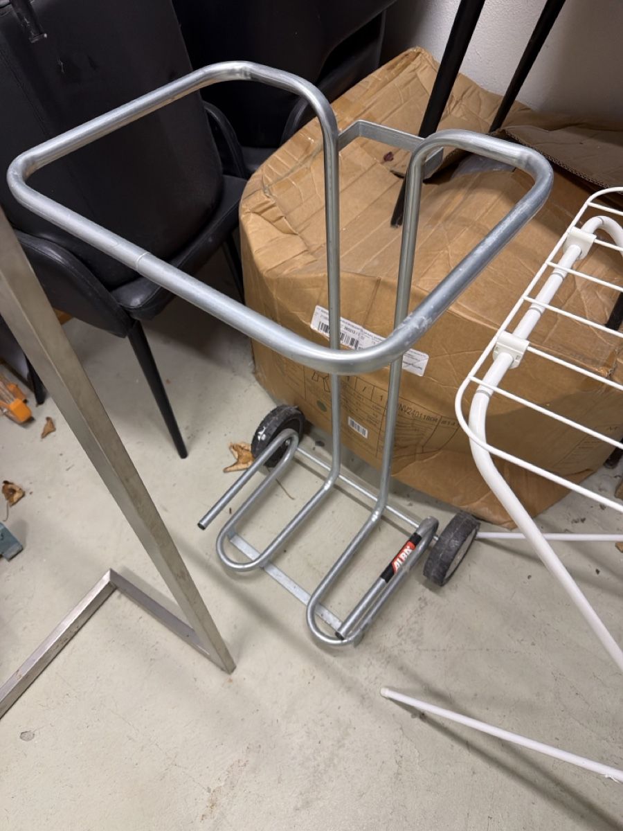 Altro in Decorazioni & Accessori: Mistkübel Halterung Metall mit Rädern  – Usato da Birsfelden venduto da Haex