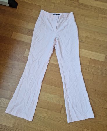 Beinbetonte Stoffhose in hellrosa, Zara, Gr. S