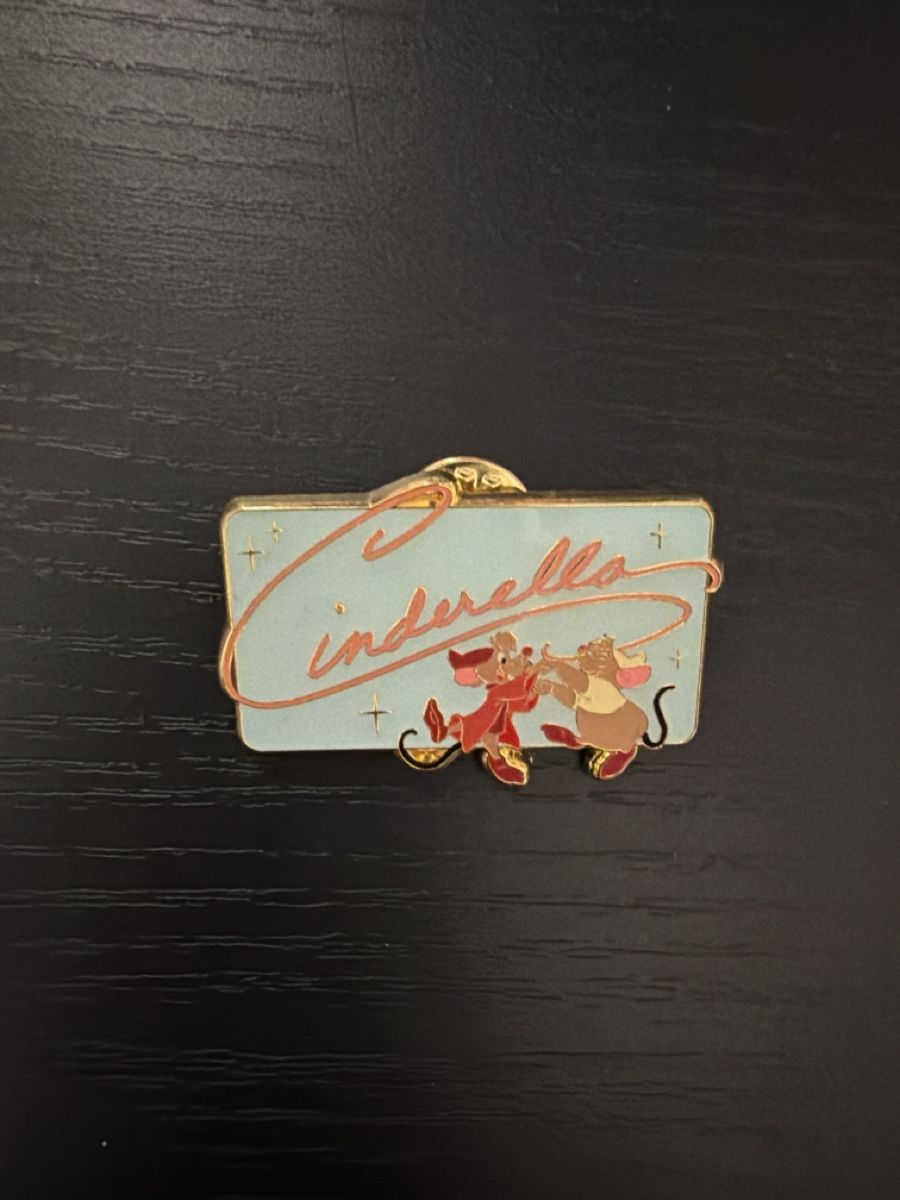 Plaketten & Abzeichen: Loungefly Cinderella Pin Disney – Neu (gemäss Beschreibung) aus wynigen von Birnenmus