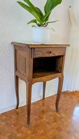 Table de chevet ancienne en chêne / Pieds galbés