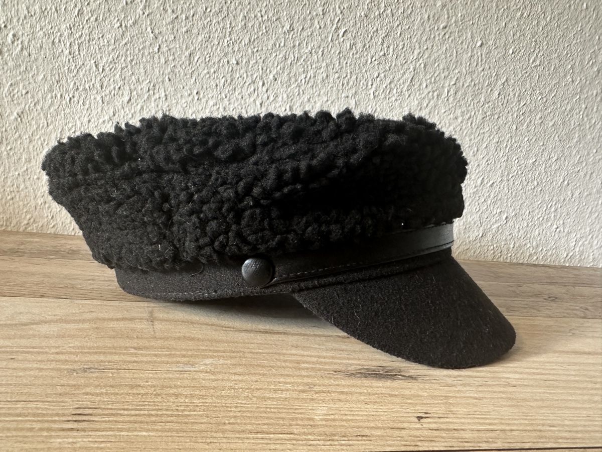 Copricapi, berretti & cappellini: Schwarze Teddy Mütze Hut Baker Boy Cap – Usato da Steffisburg venduto da blackcoffee