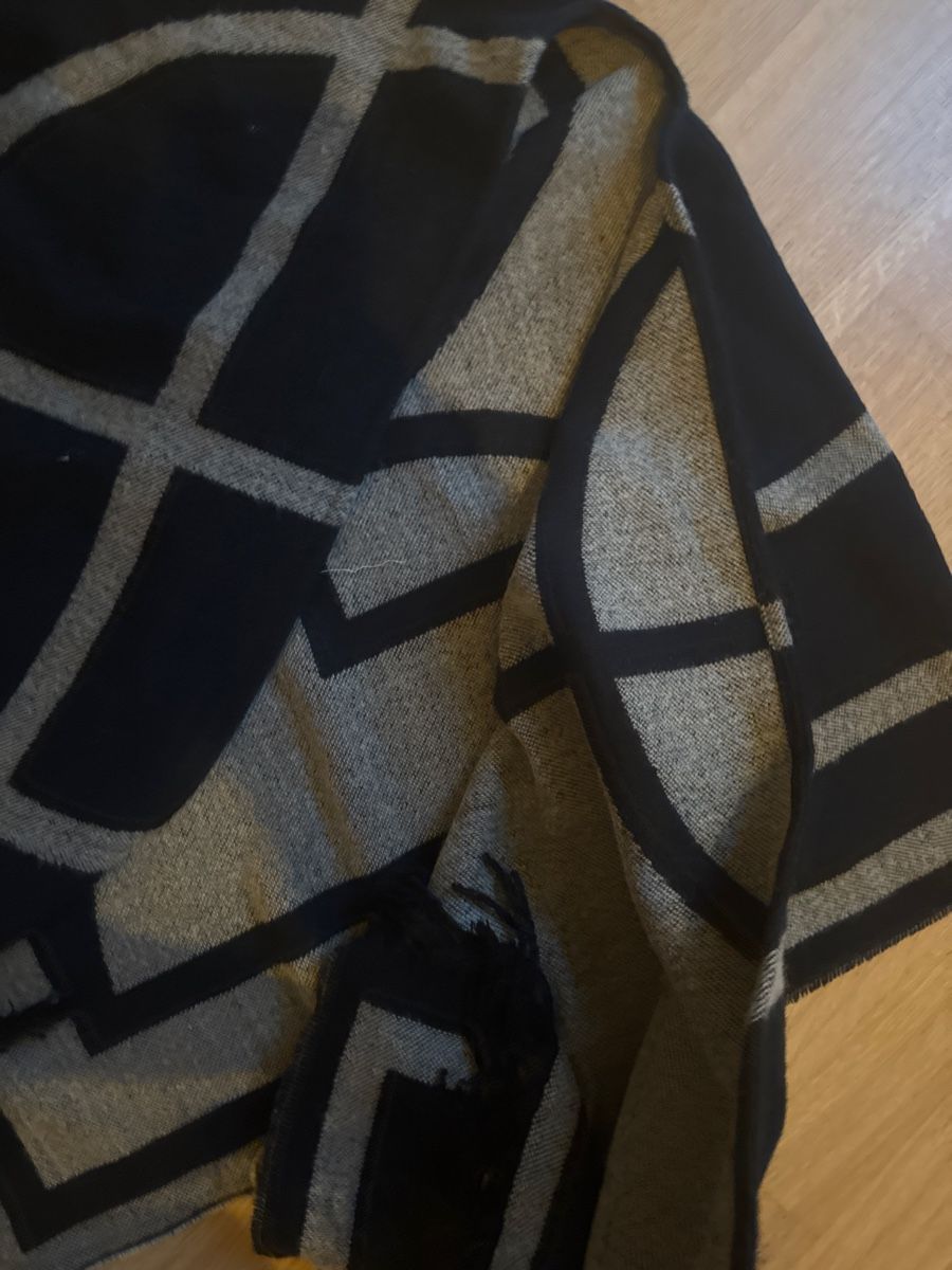 Giacche: Hm poncho, very Toteme inspired – Usato da Fribourg venduto da ksu_65bh 1