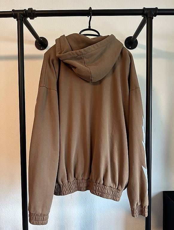 Lotti di vestiti: Reisverschluss Pullover und Trainerhose  – Usato da Zürich venduto da Pablo_C 3