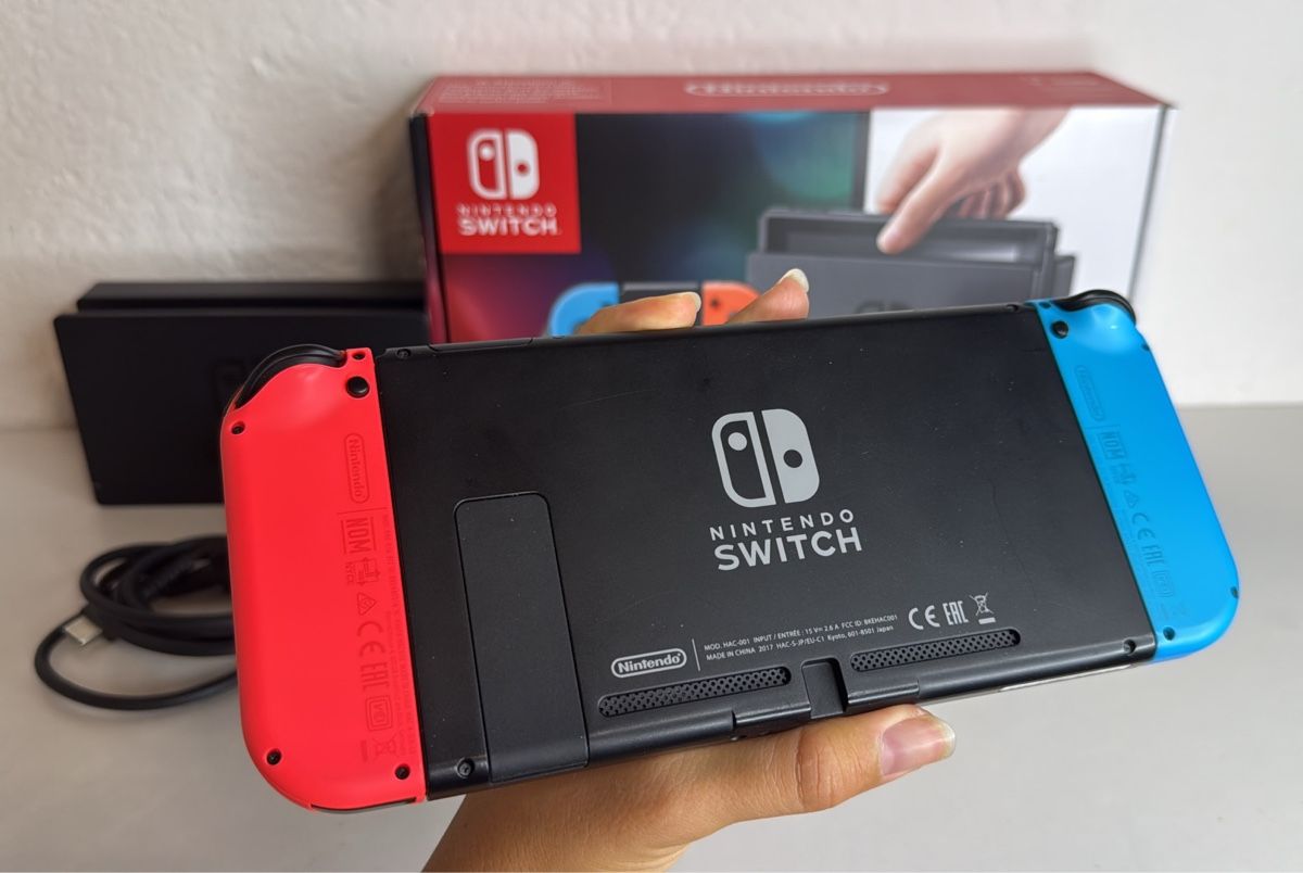 Nintendo Consoles: Nintendo Switch Console - with box and screen protector! – D'occasion à Ehrendingen par bubulence 2