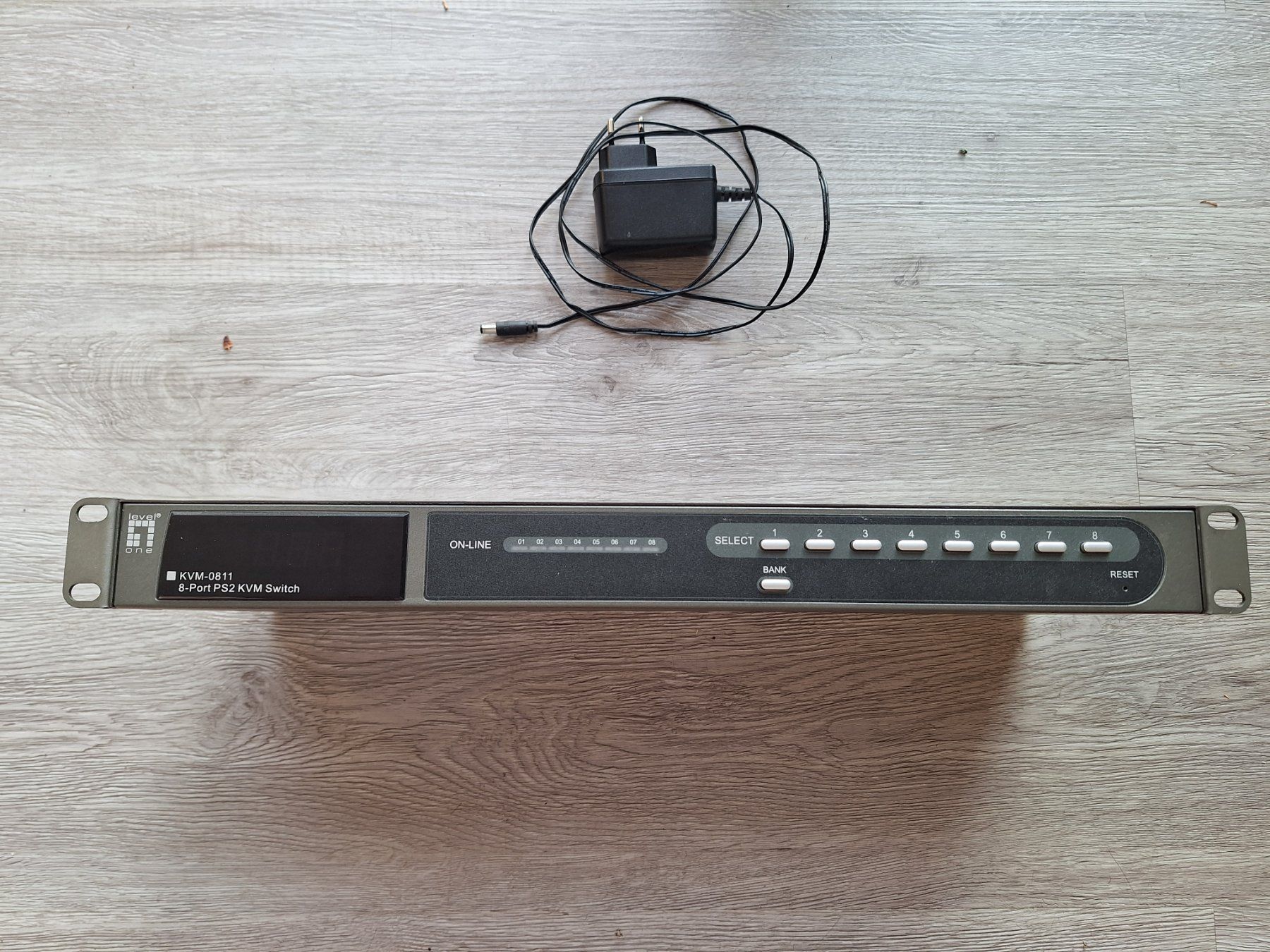 Server: Console KVM 8 port avec clavier et ecran 1U – Gebraucht aus Ferpicloz von bap_5dbb 3