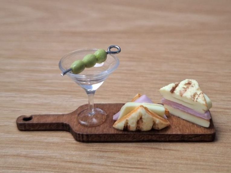 Case e mobili per bambole: Dirty Martini mit Grillsandwich – Nuovo (secondo la descrizione) da Zürich venduto da HandmadeTinyFood