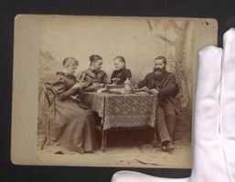 Fotografie Portrait einer Familie am Tis