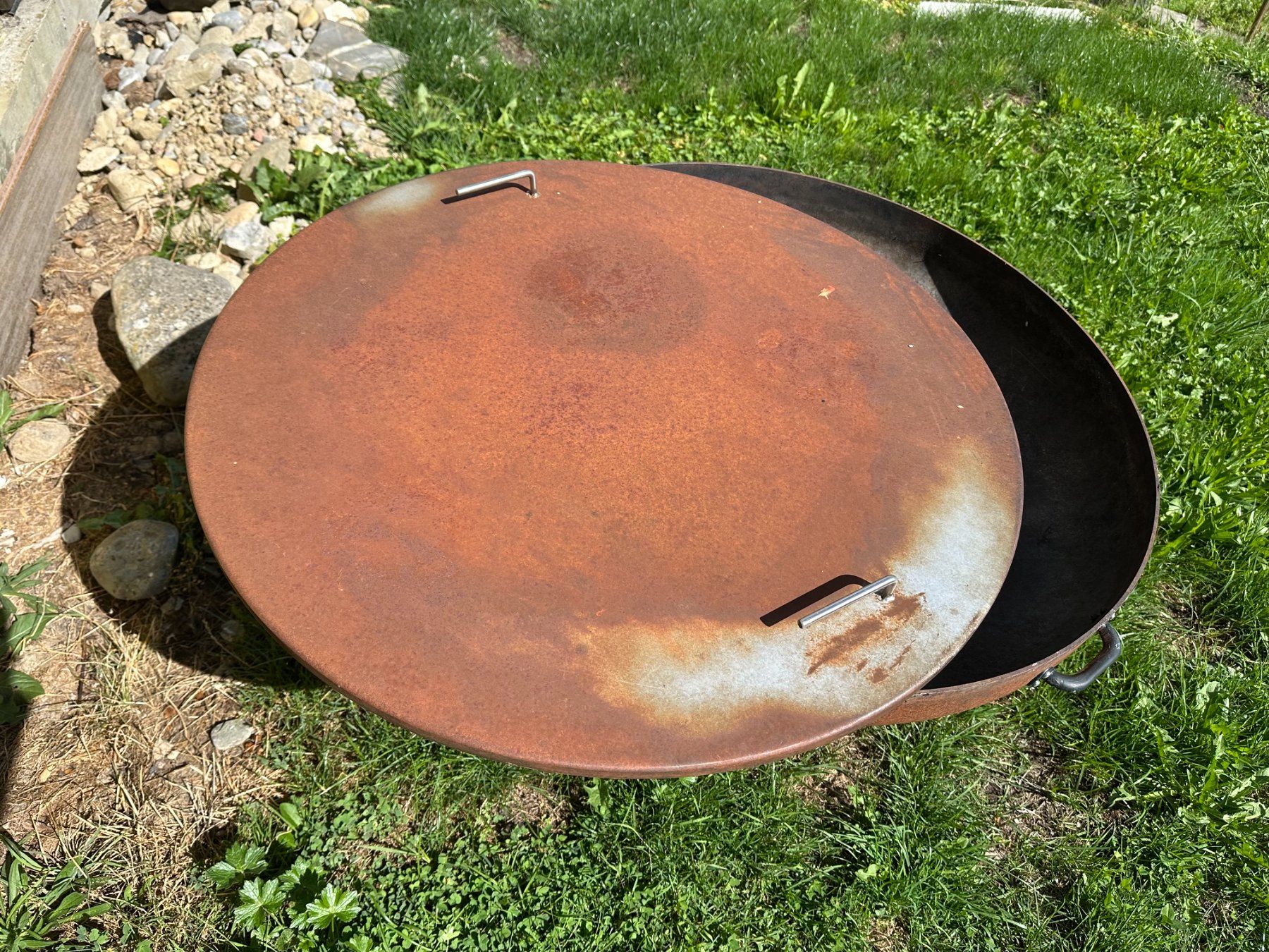 Cheminée d'extérieur: Robuste Feuerschale mit Deckel – D'occasion à Herisau par Shamu01 1