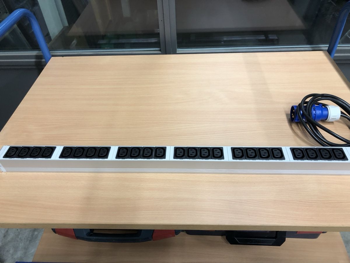 Alimentazione elettrica: Steckerleiste Verteiler Server Rack 6221 Rickenbach LU – Nuovo (secondo la descrizione) da Emmenbrücke venduto da Plan-C-Liquidationen