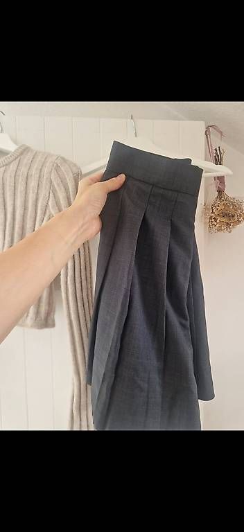 Lots de vêtements: Jupe und Pullover – D'occasion à Liestal par loo_bh95 1