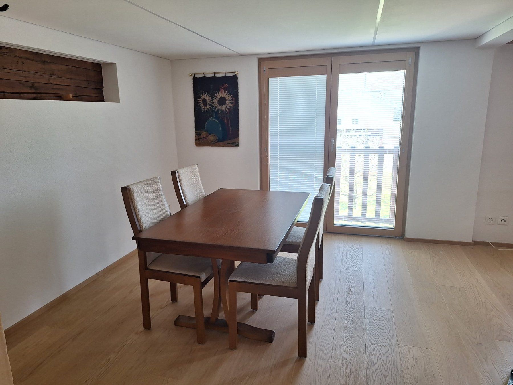 Set di tavolo e panche: Esstisch mit 4 Stühlen, Holz – Usato da Montlingen venduto da Giardini13