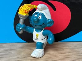 Fackelträger-Schlumpf mit belgischem Emblem