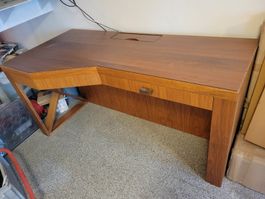 Bureau en bois avec prises intégrées état excellent 