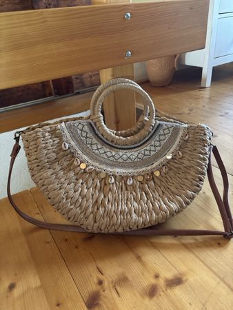 Strohtasche mit Muscheln und Perlen in Beige neuwertig