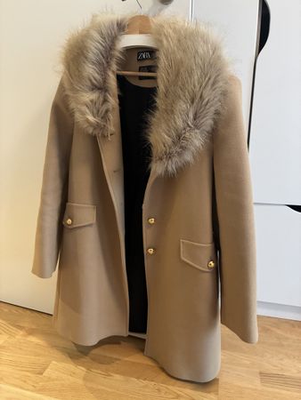 Mantel Zara Manteco beige mit Kunstfellkragen Grösse XL