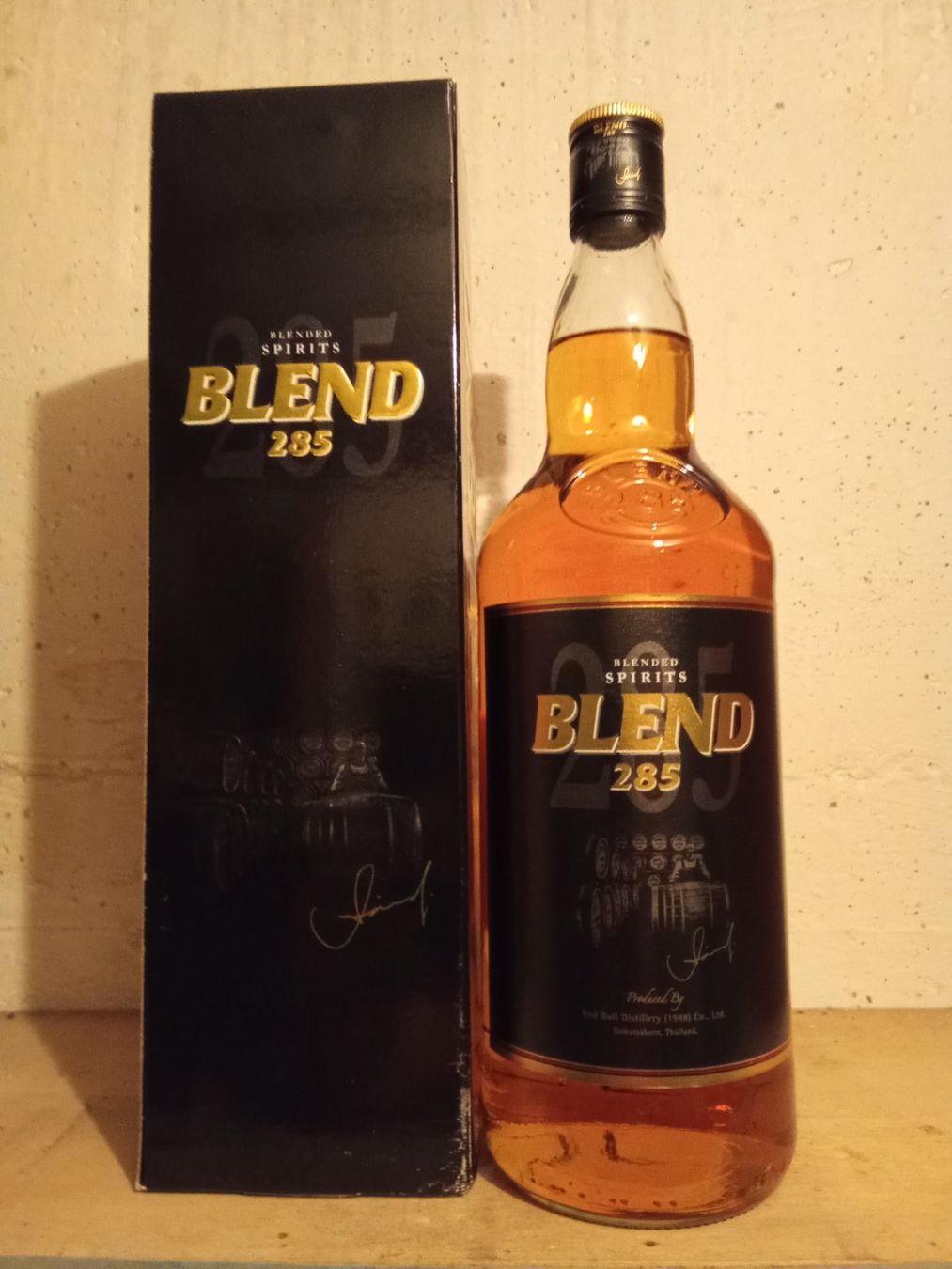 Bevande alcoliche: Blend 285 - Thailändischer Whisky, 100cl - 35% Vol. – Nuovo e nell'imballaggio originale da Bilten venduto da Bora3