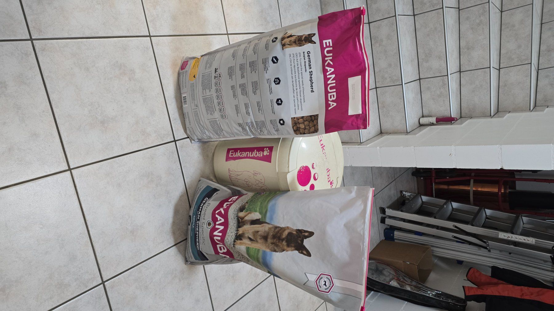 Mangimi: Eukanuba German Shepherd Futter, 2 Säcke + Dose, Haltbar ... – Usato da Obergerlafingen venduto da Beat031 1