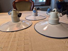 3 petites lampes anciennes en métal émaillé